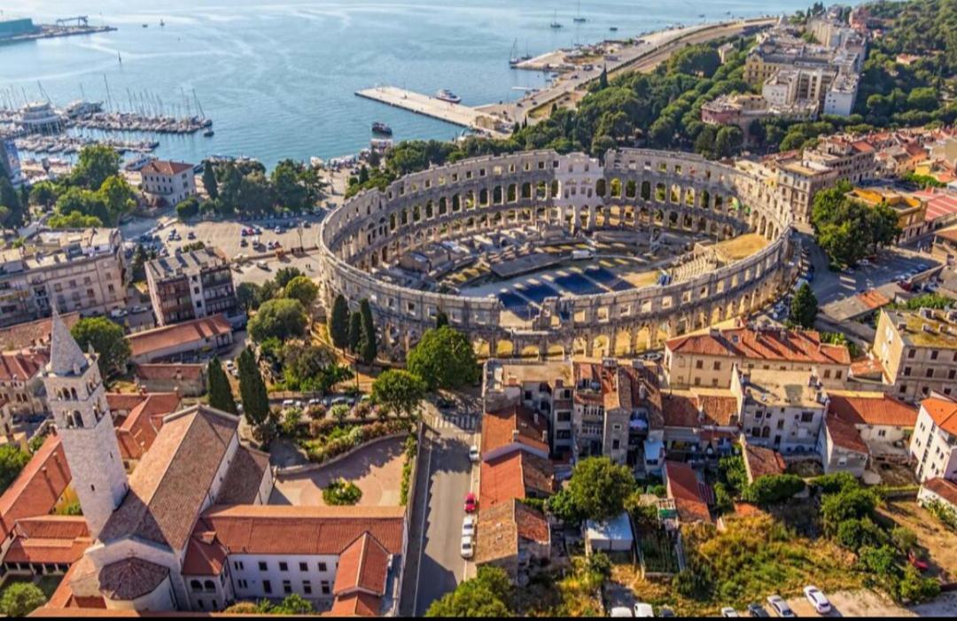 Studio Apartment City With Free Parking Pula Buitenkant foto
