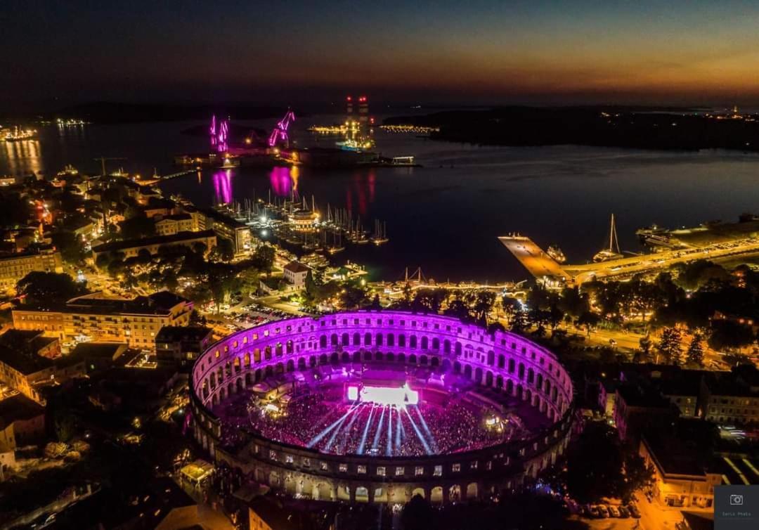 Studio Apartment City With Free Parking Pula Buitenkant foto