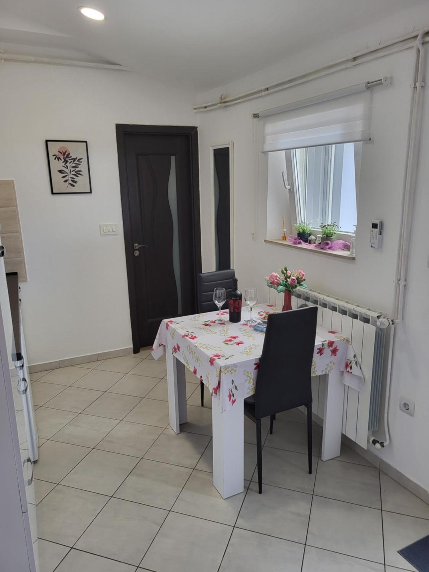 Studio Apartment City With Free Parking Pula Buitenkant foto